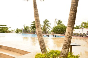 Apartamento, 3 habitaciones, accesible para personas con discapacidad, balcón | Piscina | Una piscina al aire libre
