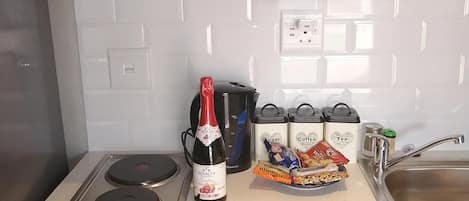 Room, 1 Bedroom, Garden View | Interior