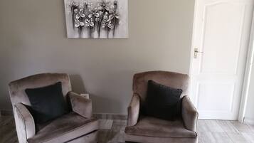 Room, 1 Bedroom, Garden View | Living room