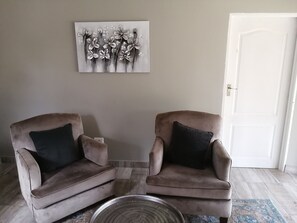 Living room - Room in B&B - Immaculate and Beautiful Chalet - Fully Equipped (Kempton Park)