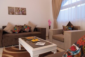 Leilighet, 1 soverom, tilgjengelighetstilpasset, røyk | Oppholdsområde | Flatskjerm-TV