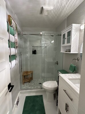 Doccia, asciugacapelli, asciugamani, sapone