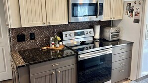 Private kitchen - Comfortable Spacious 3 bedroom home (Lakewood)
