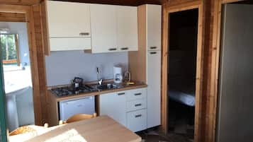 Bungalow, 2 Bedrooms, Smoking, Balcony | Dapur peribadi | Peti sejuk, pembancuh kopi/teh