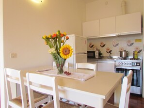 Studio, balcon | Intérieur