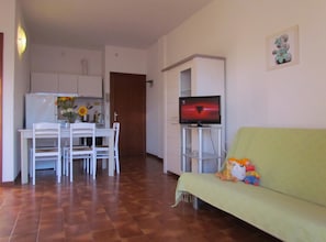 Studio, balcon | Salle de séjour