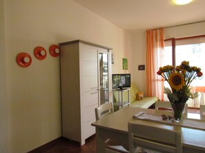 Studio, plusieurs chambres, balcon | Salle à manger