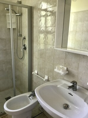 Villa, 3 slaapkamers, patio, uitzicht op tuin | Badkamervoorzieningen
