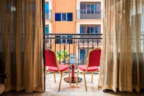 Apartamento, 2 habitaciones, balcón, vistas al jardín | Zona de estar | Una televisión