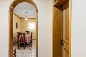 Apartment, 2 Bedrooms, Balcony, City View | Dining room