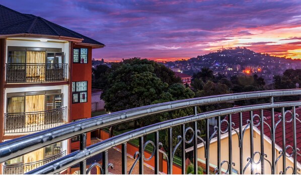 Apartamento, 3 habitaciones, balcón, vistas a la ciudad | Jardines del alojamiento