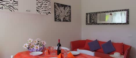 Villa, 2 Bedrooms, Patio, Garden View | Dining room