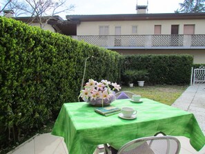 Villa, 2 Schlafzimmer, Terrasse, Gartenblick | Speisen im Freien
