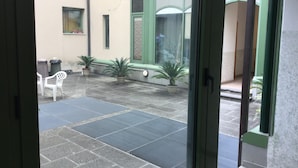 Studio, meerdere slaapkamers, patio | Interieur
