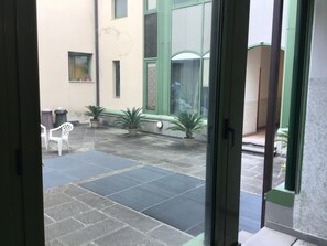 Monolocale, camere multiple, patio | Interni