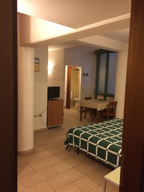 Studio, Mehrere Schlafzimmer, Terrasse | 1 Schlafzimmer, Bügeleisen/Bügelbrett, Bettwäsche