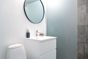Bathroom - Fantastic Three-bedroom Apartment in Copenhagen Osterbro (Copenhagen)