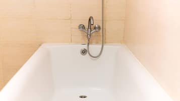 Kostenlose Toilettenartikel, Haartrockner, Handtücher