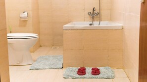 Toalettartikler (inkludert), hårføner og håndklær