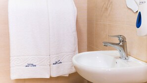 Articles de toilette (gratuits), séchoir à cheveux, serviettes fournies