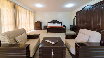 2 habitaciones, tabla de planchar con plancha y ropa de cama