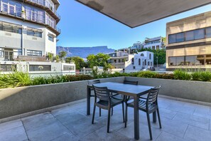 Apartamento, 2 quartos, sacada, vista para a cidade | Sacada