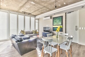 Apartamento, 2 quartos, sacada, vista para a cidade | Sala de jantar