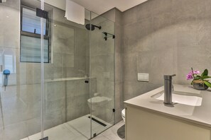 Apartment, 2 Bedrooms, Balcony, City View | Bathroom | Soap, shampoo