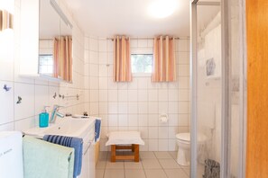 Haartrockner, Handtücher, Seife, Toilettenpapier