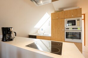 Kylskåp, mikrovågsugn, ugn och diskmaskin