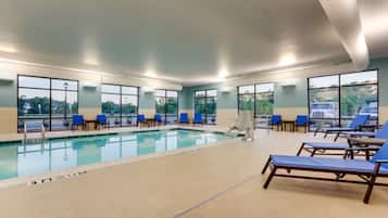 Inomhuspool med öppettider 08.00 till 22.00, och solstolar