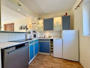 Réfrigérateur, micro-ondes, four, cafetière/bouilloire