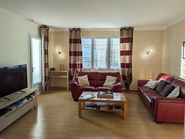 TV, ping pong - Charming Farmhouse Retreat: 4 Bedrooms, Near Paris & Loire Castles, Bikes, Private Terrace (Césarville-Dossainville)