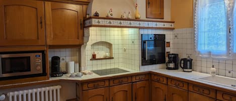 Een koelkast, een microgolfoven, een oven, een vaatwasser