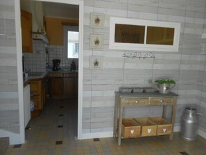 Kühlschrank, Mikrowelle, Ofen, Geschirrspüler