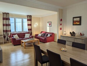 Interior - Charming Farmhouse Retreat: 4 Bedrooms, Near Paris & Loire Castles, Bikes, Private Terrace (Césarville-Dossainville)