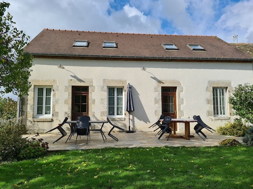 Farmhouse Retreat in Scenic Gâtinais - Spacious, Accessible & Eco-Friendly