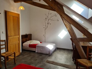 4 slaapkamers, een bureau, gratis wifi, beddengoed