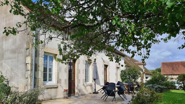 A stone building with a patio area, outdoor seating, and a garden. - Farmhouse Retreat in Scenic Gâtinais - Spacious, Accessible & Eco-Friendly (Chailly-en-Gâtinais)