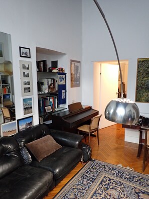 Smart TV, DVD player, books, printers - Brera Boutique Unit (milano)