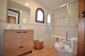 Shower, jetted bath, bidet, towels - Pleasant townhouse with swimming pool, hydro-massage showers (Torrevieja)
