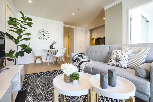 Apartamento City | Zona de estar | Una televisión LCD