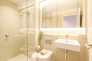 Apartamento City | Baño | Ducha, secador de pelo, jabón y champú