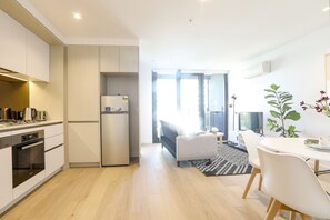 City Apartment | Private kitchen | Full-sized fridge, microwave, oven, stovetop