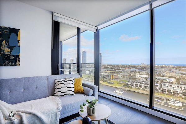 City Apartment | Living room - KOZYGURU Docklands Cozy Water View 1BED (Docklands)