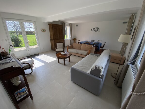 Smart TV, ping pong, books, stereo