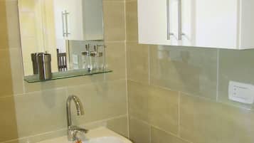 Een douche, handdoeken