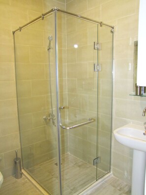 Douche, serviettes fournies