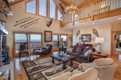 Luxury Cabin on Top of Beech Mountain! Large Groups, Hot Tub, Game Room, Views