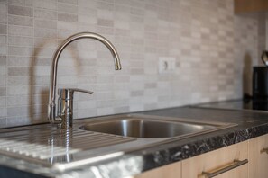 Fridge, oven, stovetop, dishwasher - Holiday Apartment “Pustertal” with Mountain Views, Wi-Fi, Terrace & Garden (Mühlbach/Spinges)